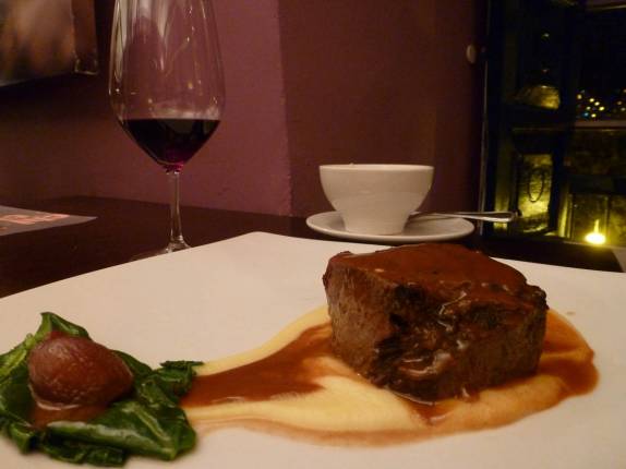 Carne ao aolho de vinho no restaurante Chicha, em Cusco, no Peru